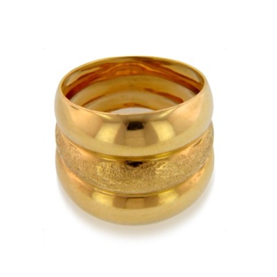 Anillo franjas satinado en oro amarillo 18 kilates.
